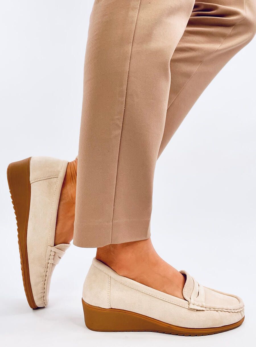 Krémové mokasíny na klínovém podpatku