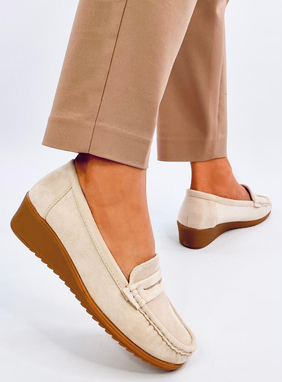 Krémové mokasíny na klínovém podpatku