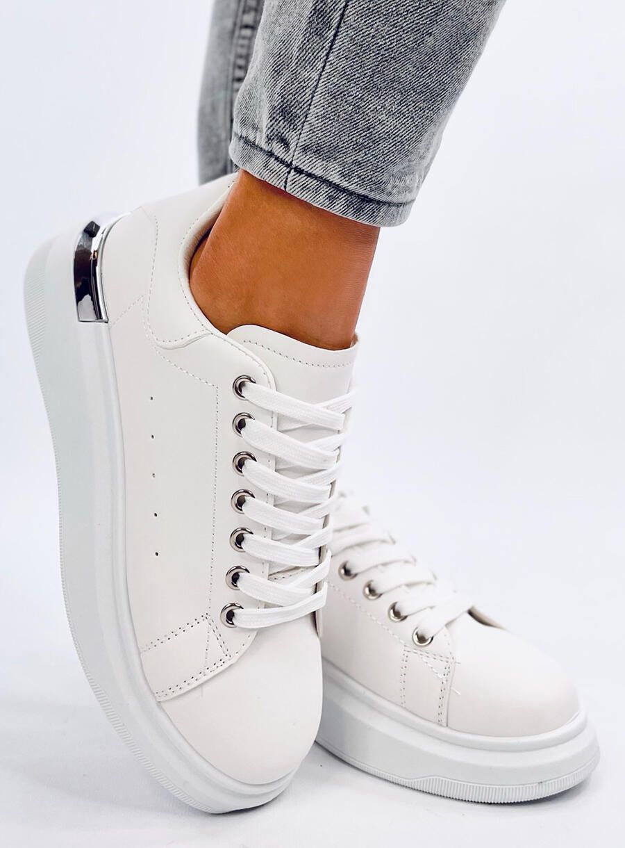 Bílé tenisky se stříbrným detailem