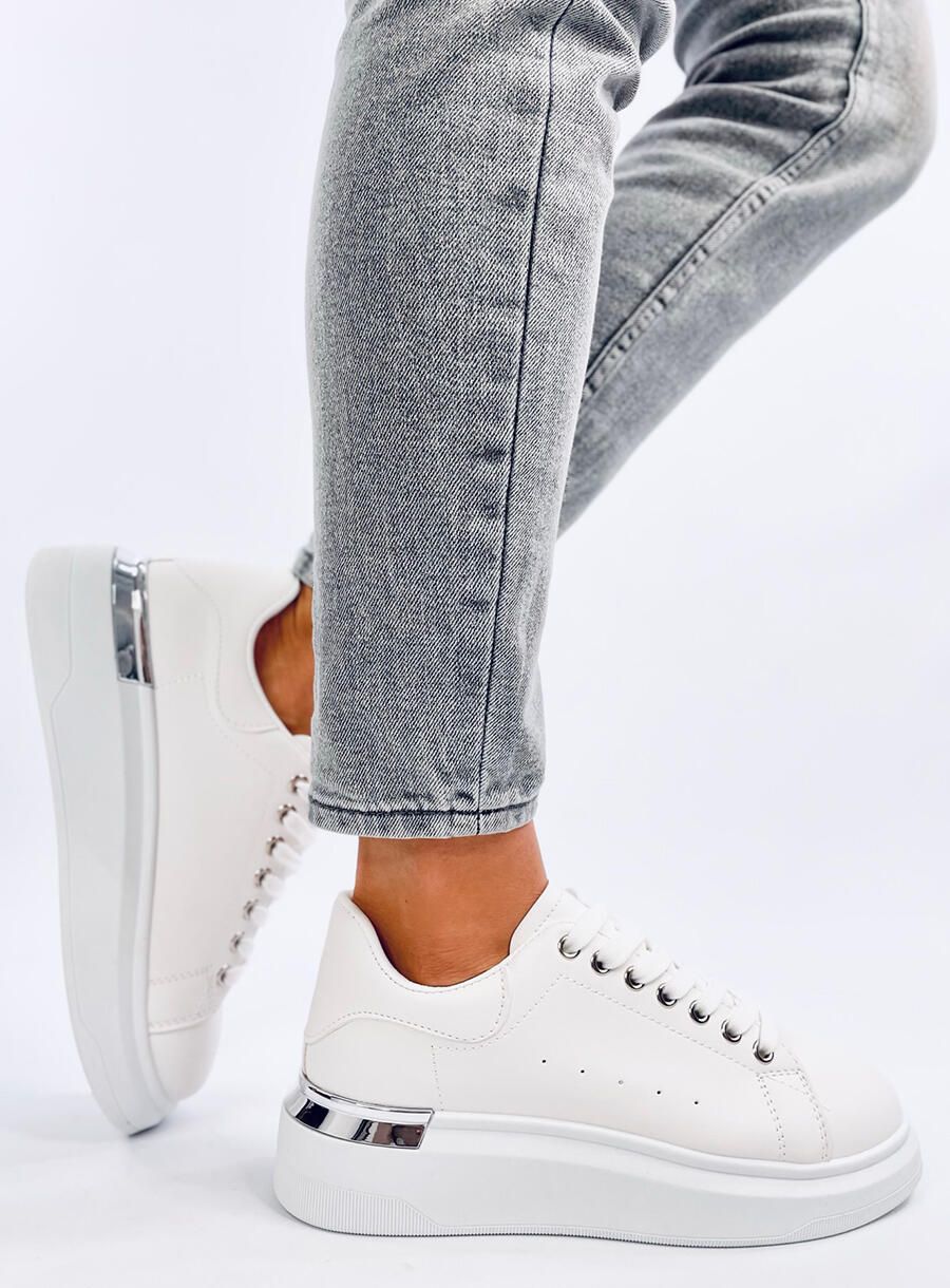 Bílé tenisky se stříbrným detailem