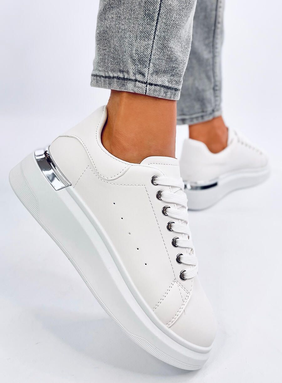 Bílé tenisky se stříbrným detailem
