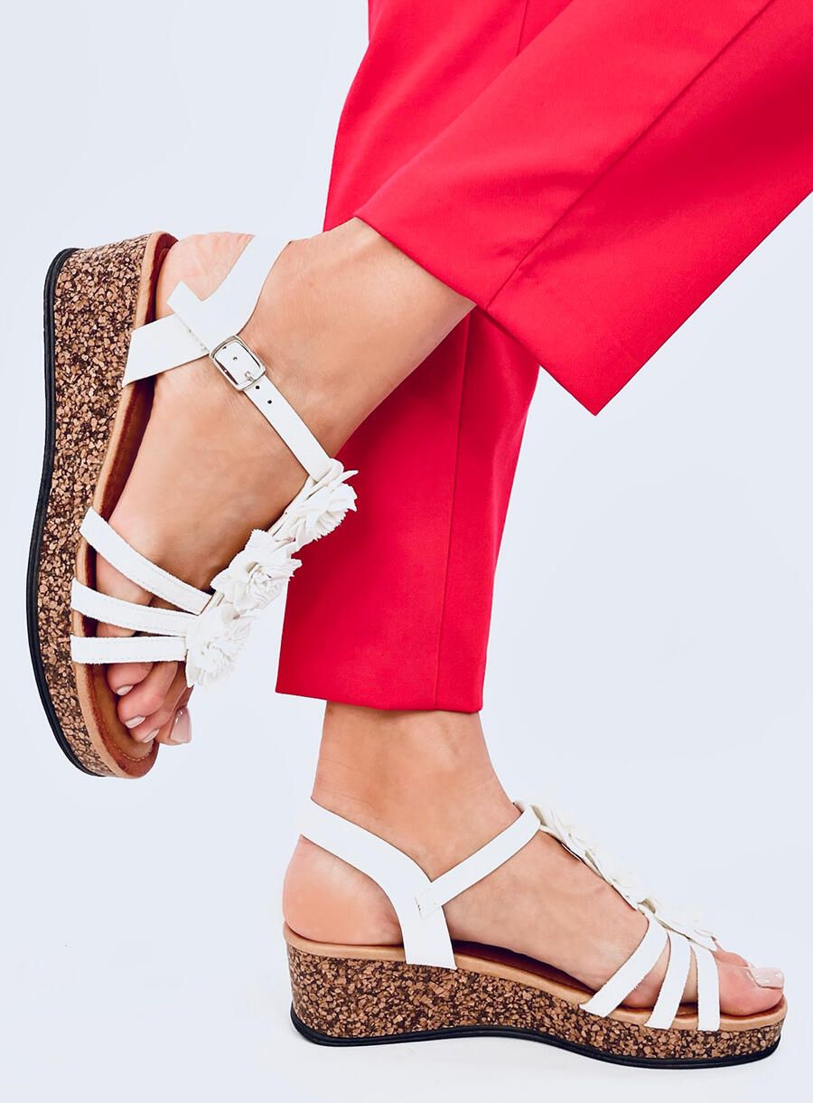 Bílé sandály s korkovým podpatkem
