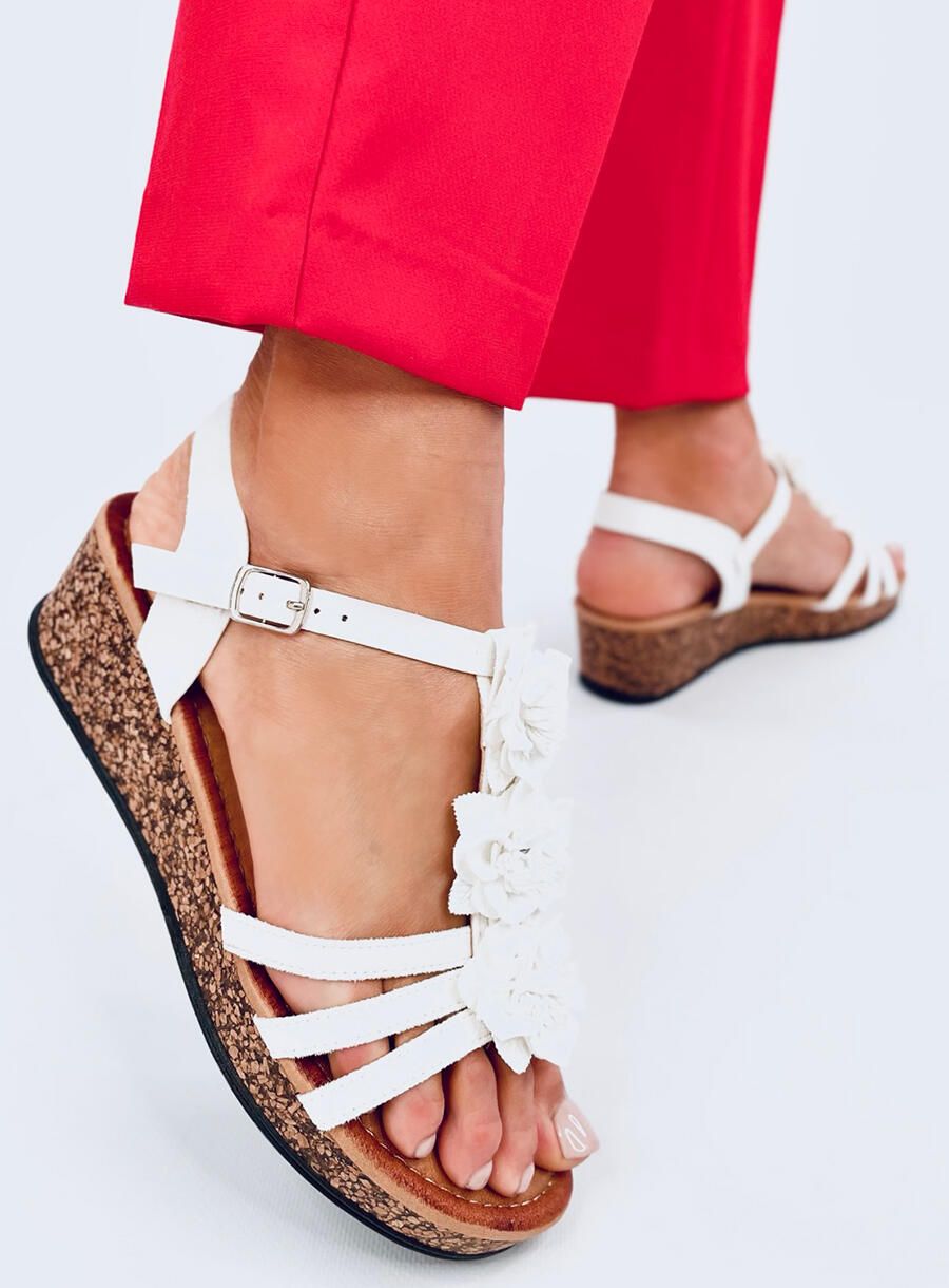 Bílé sandály s korkovým podpatkem