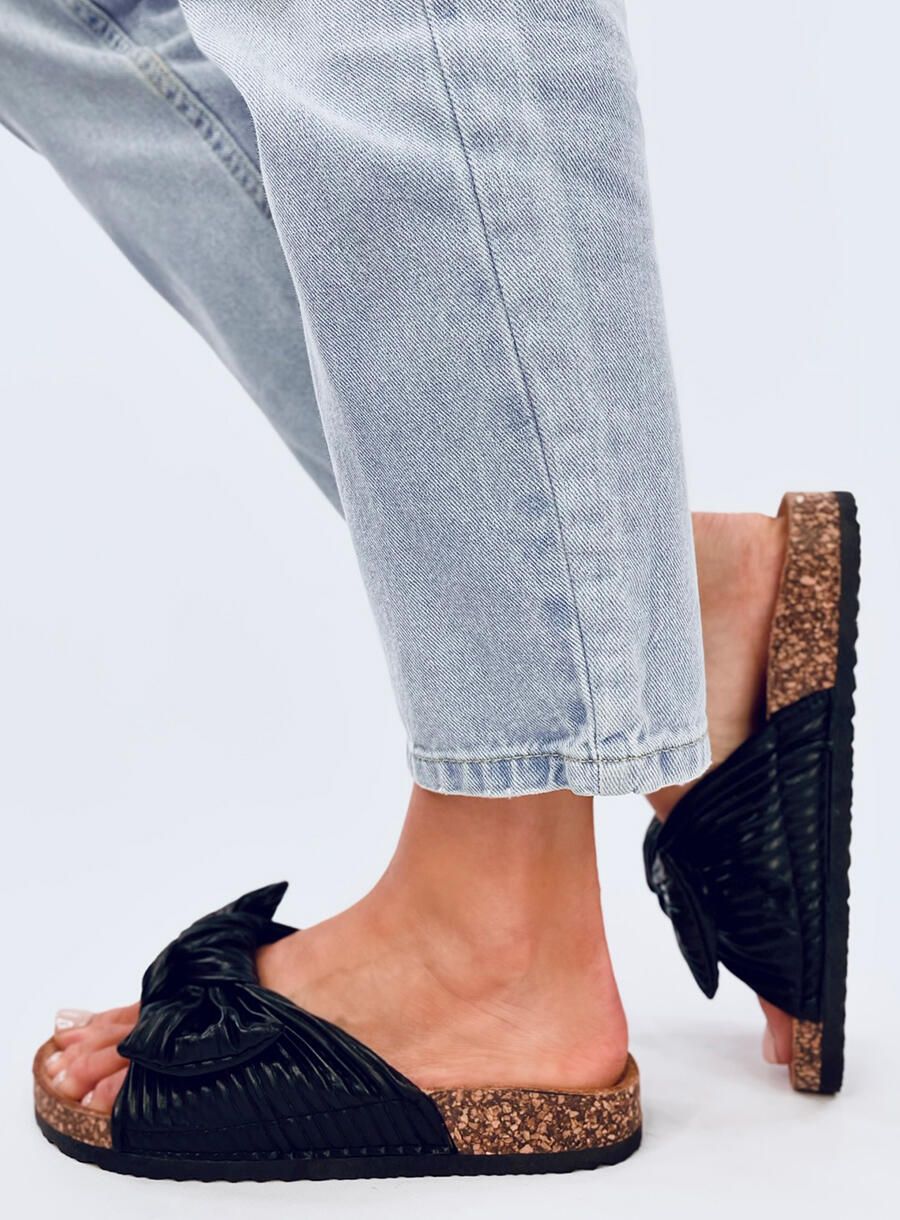 Černé pantofle s korkovou podrážkou