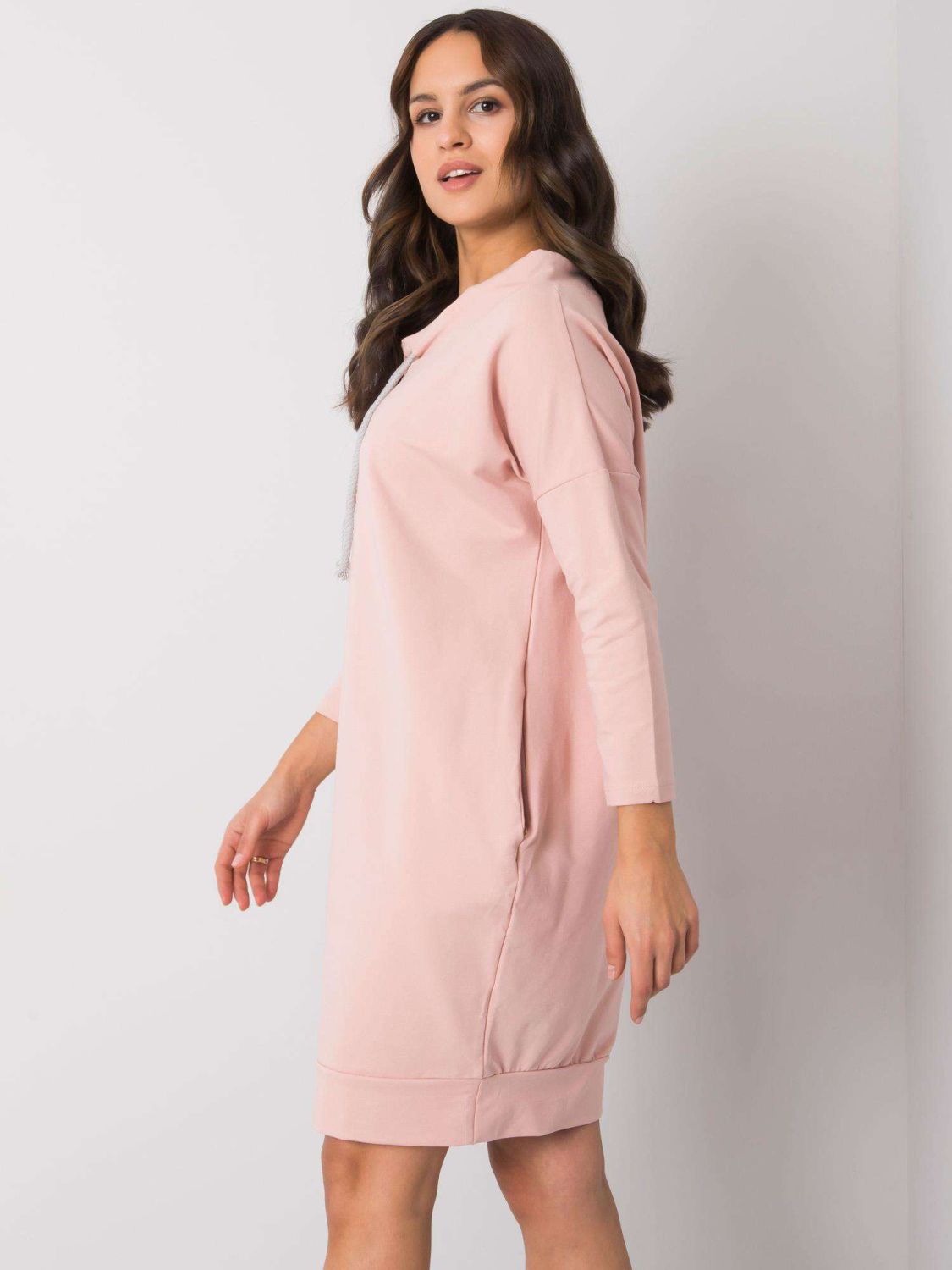 Růžové šaty s dlouhým rukávem