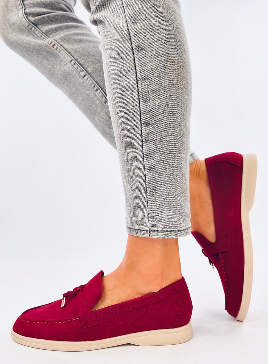 Vínově červené dámské mokasíny v klasickém střihu