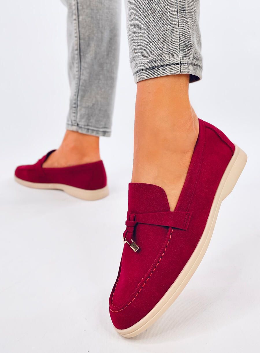 Vínově červené dámské mokasíny v klasickém střihu