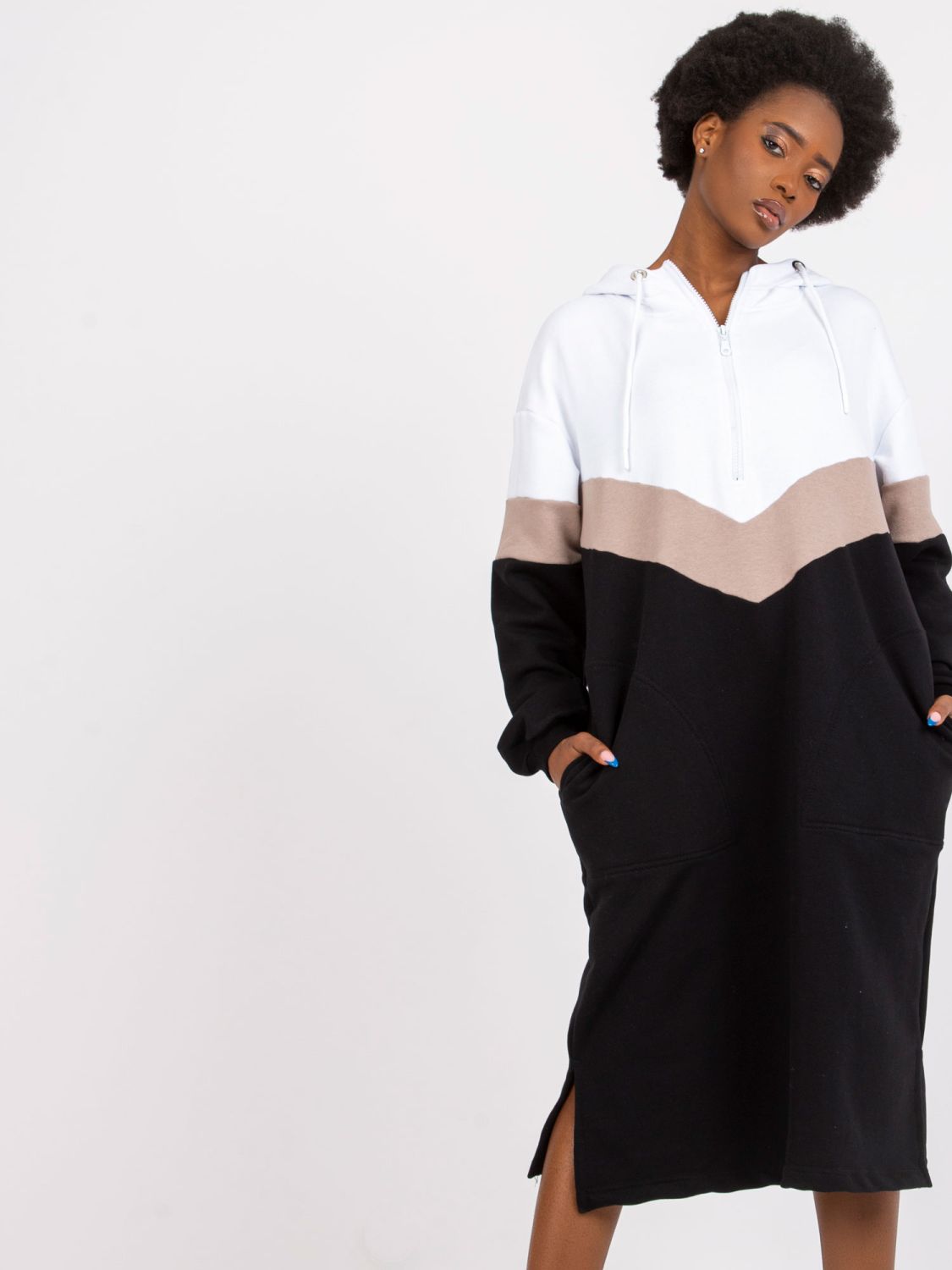 Oversize bílo-černé šaty s kapucí