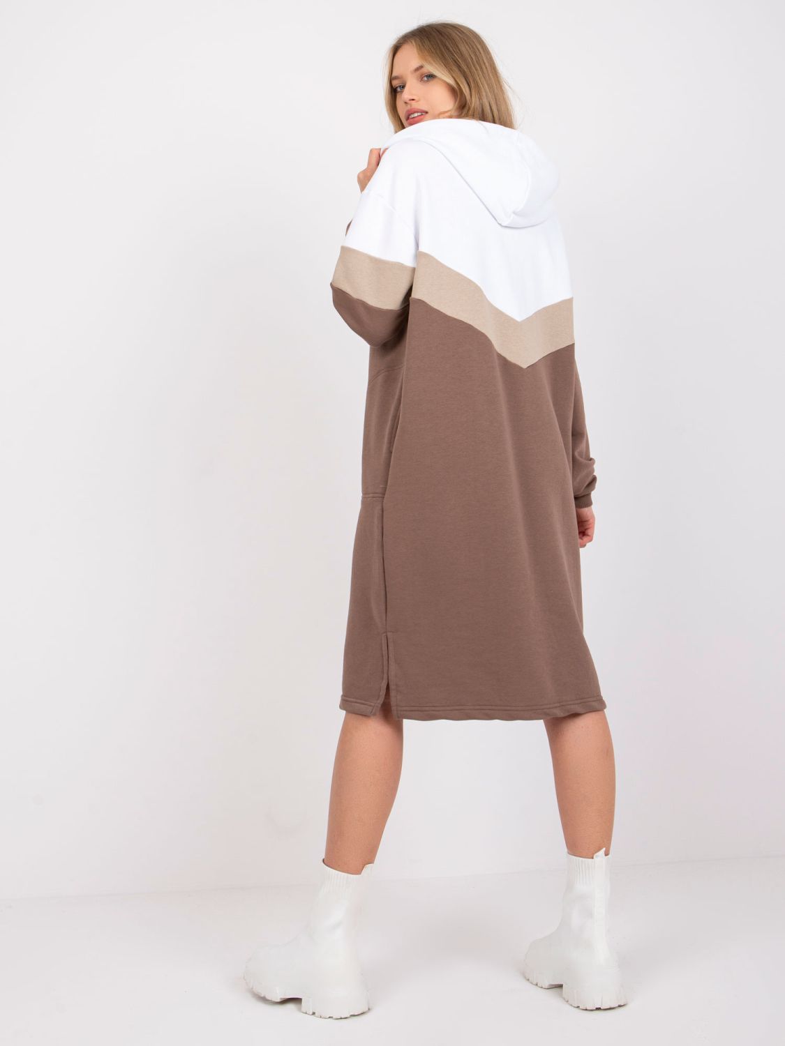 Bílé šaty s hnědými detaily