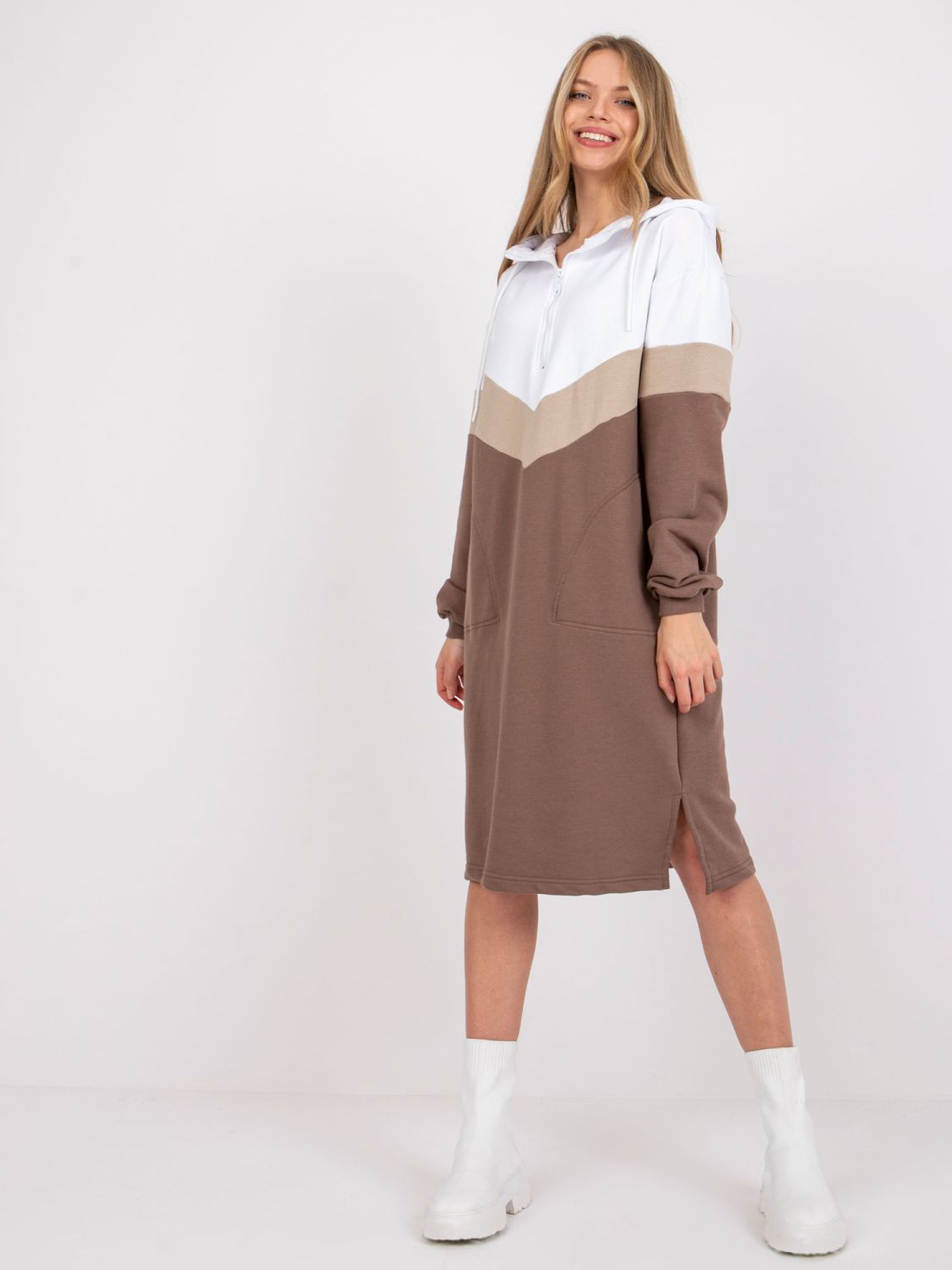 Bílé šaty s hnědými detaily