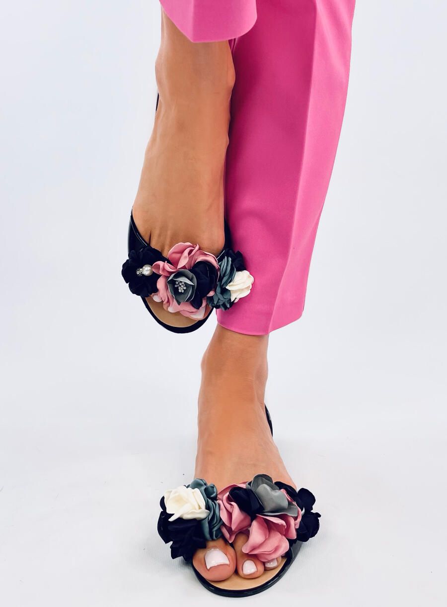 Černé gumové sandály s květinami