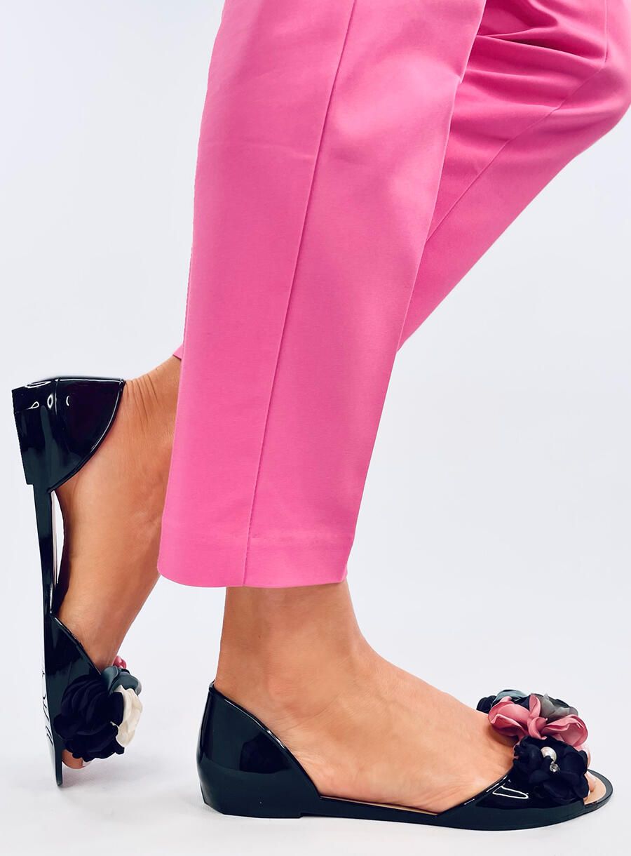 Černé gumové sandály s květinami