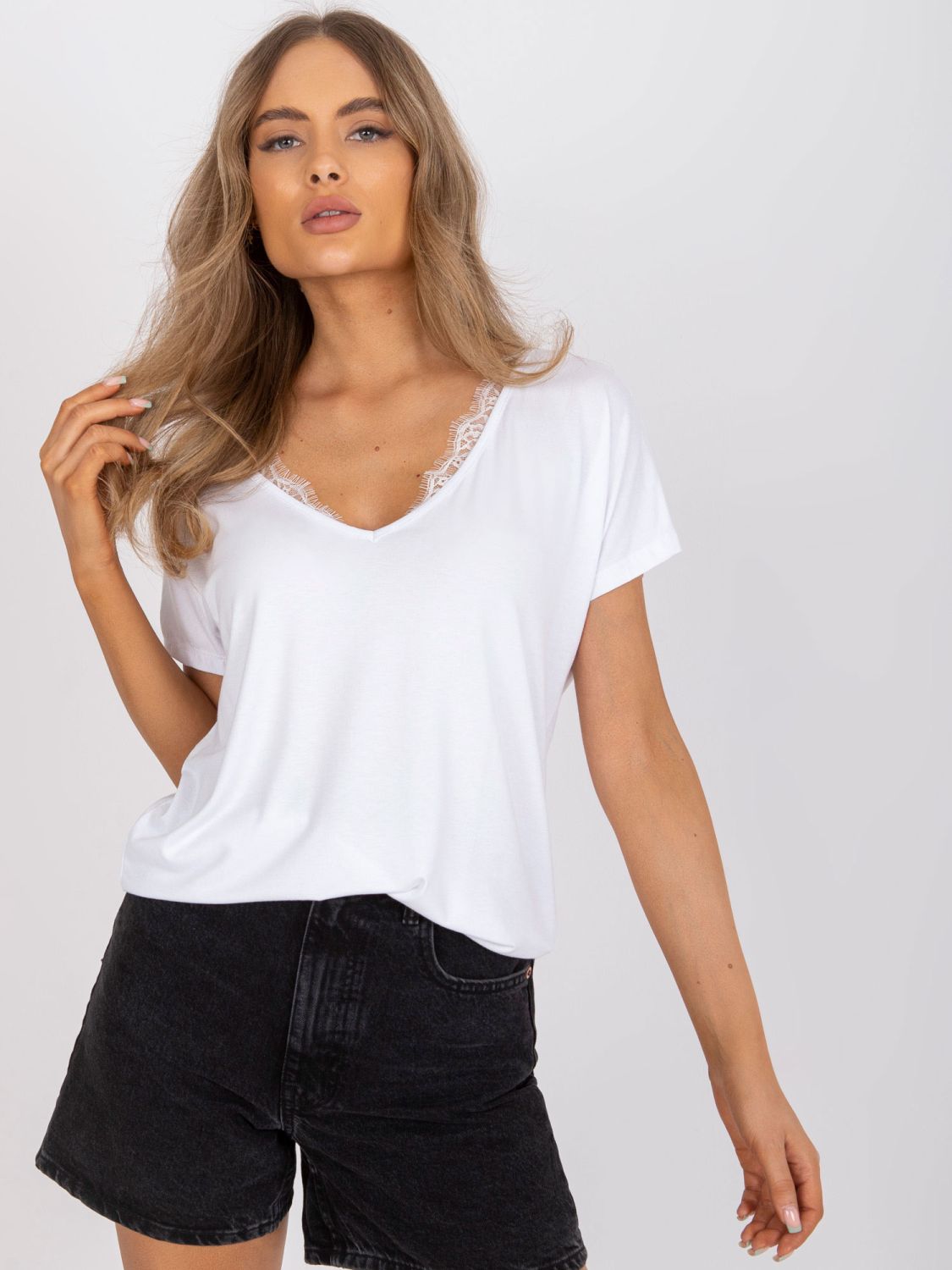 Bílé dámské tričko s V výstřihem a krajkou