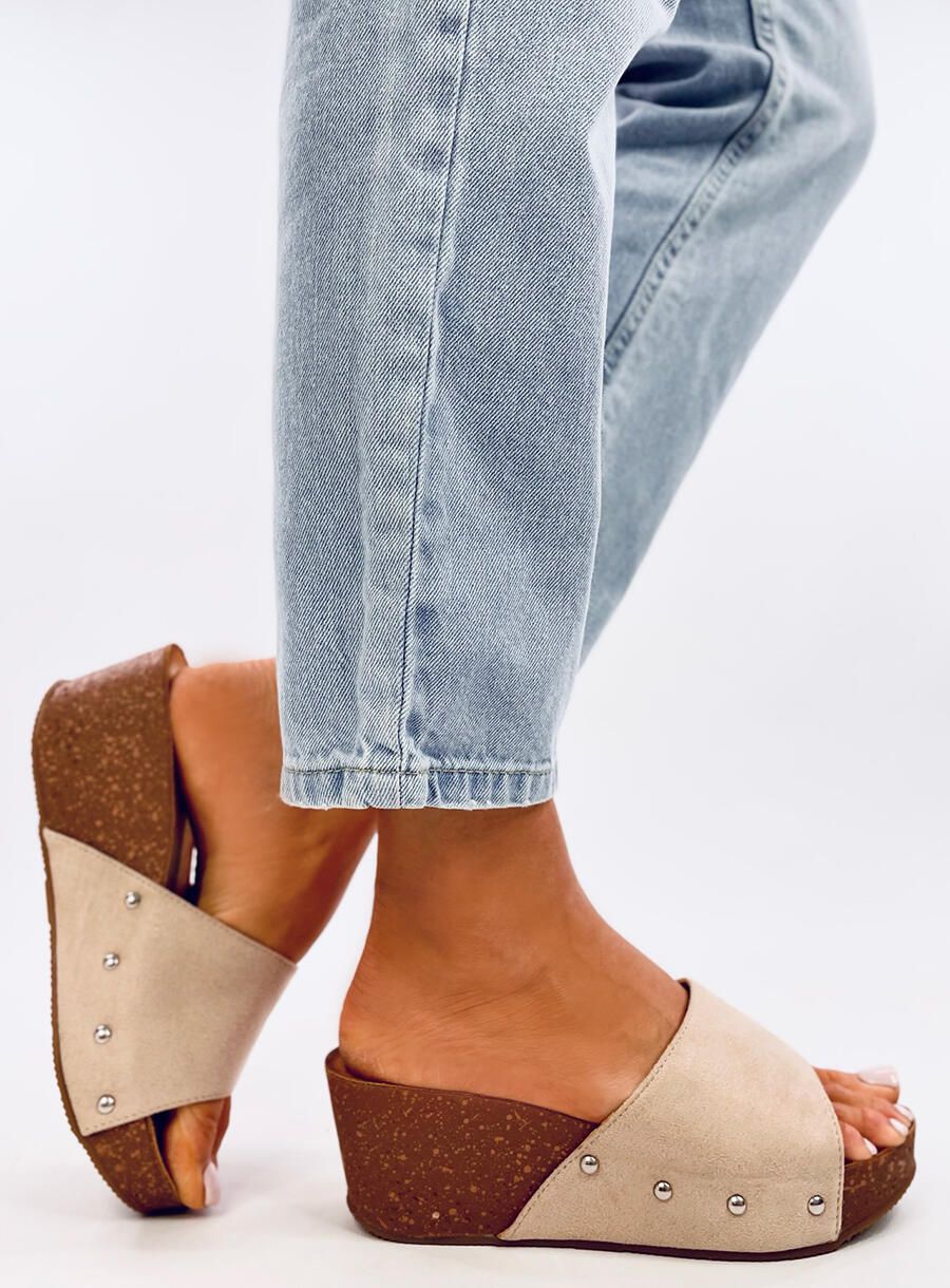 Béžové pantofle na vysoké korkové podrážce