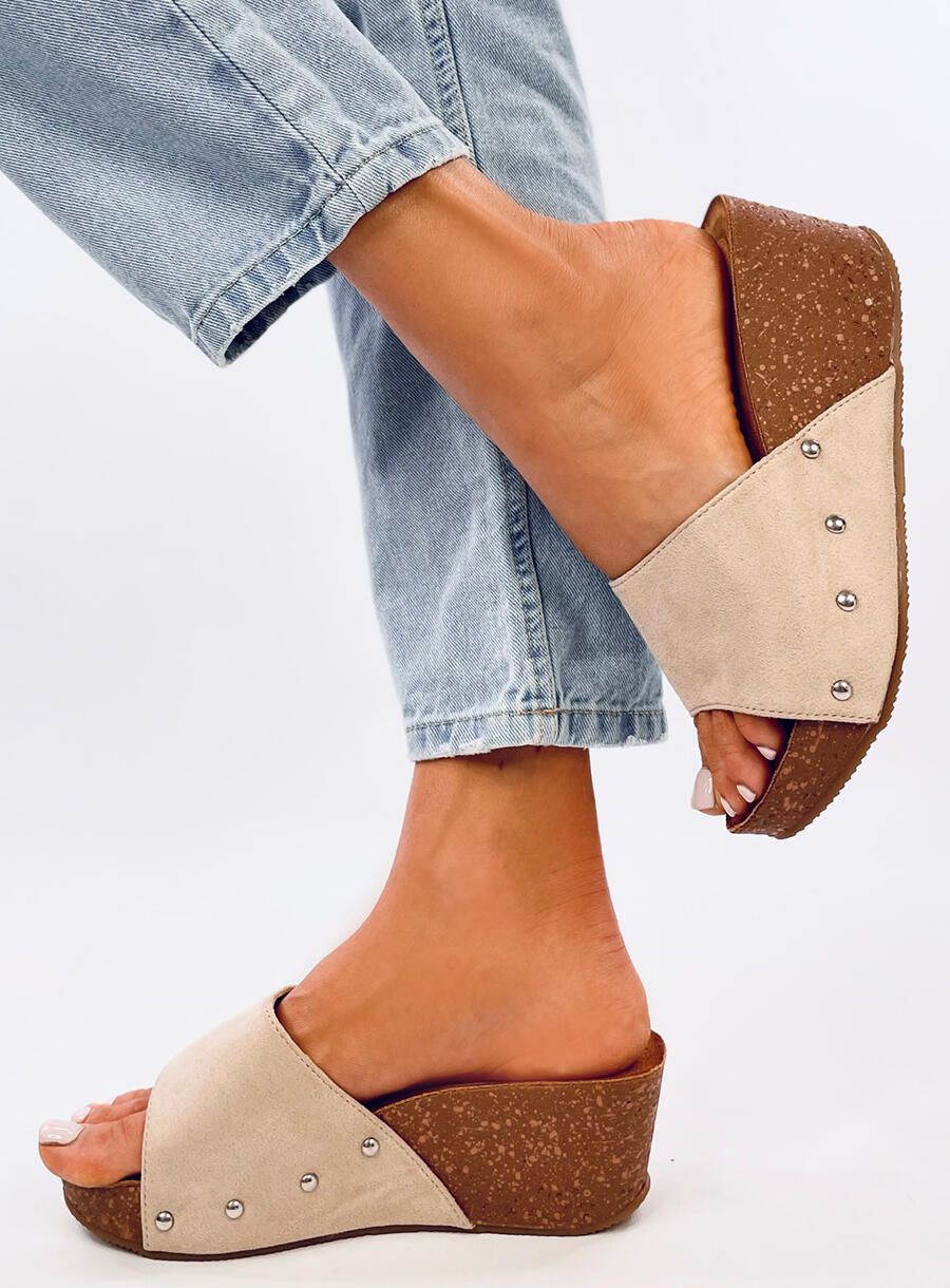 Béžové pantofle na vysoké korkové podrážce