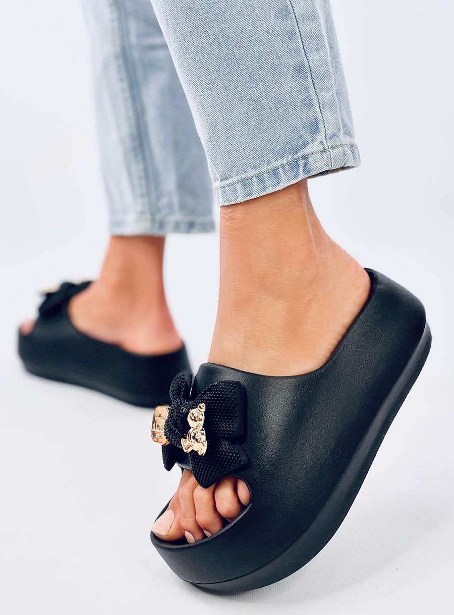 Černé dámské gumové pantofle s mašlí