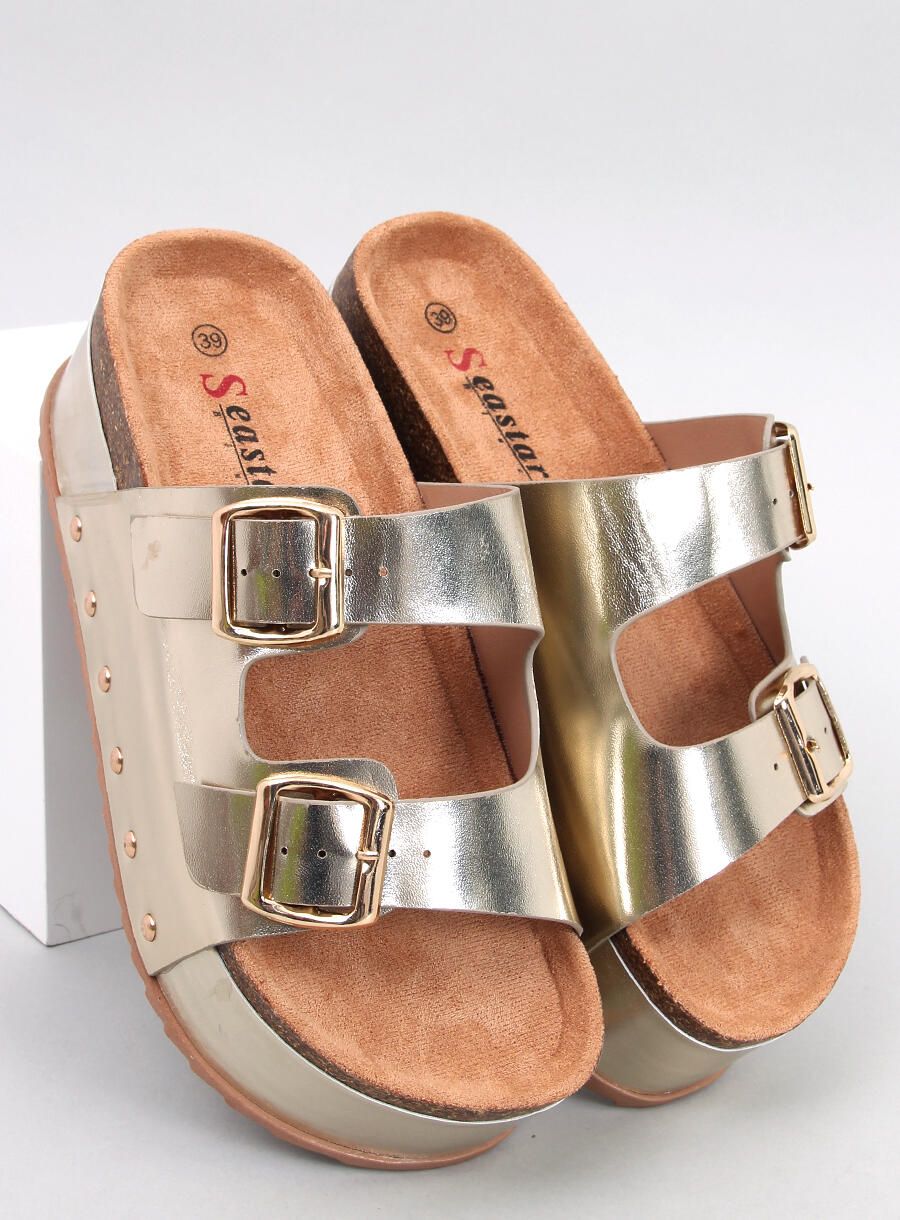 Zlaté pantofle s vysokou podrážkou