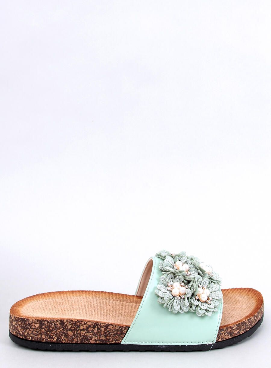 Pantofle s květinami světle zelené