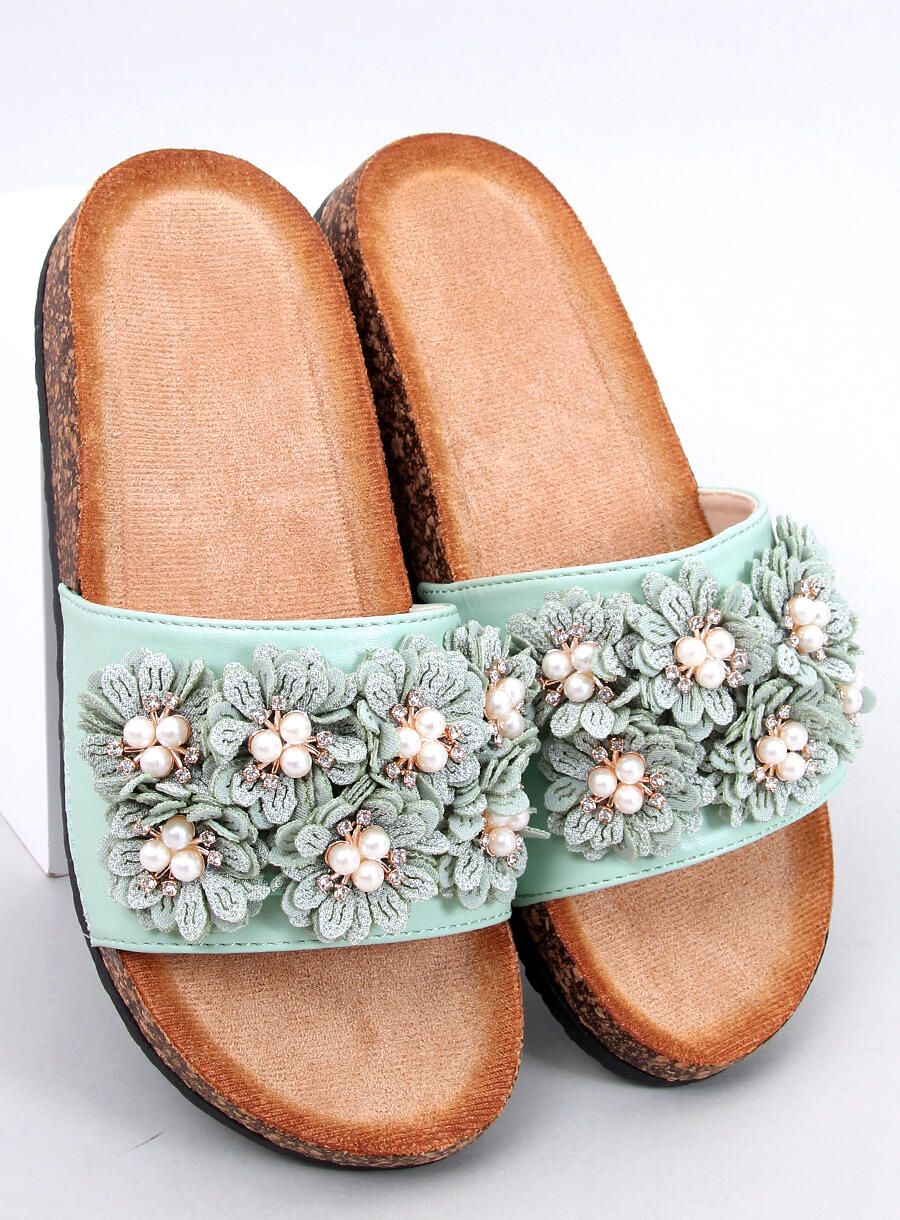 Pantofle s květinami světle zelené