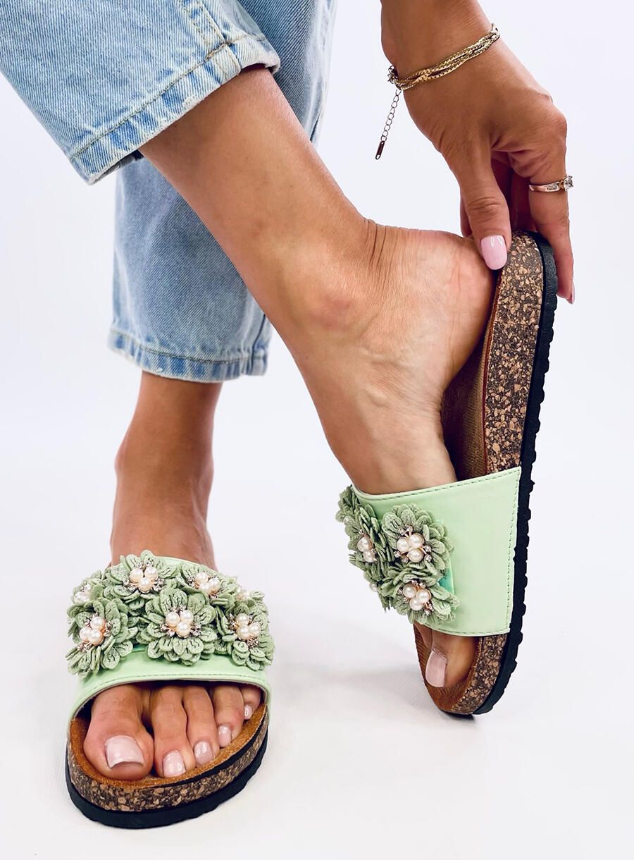 Pantofle s květinami světle zelené