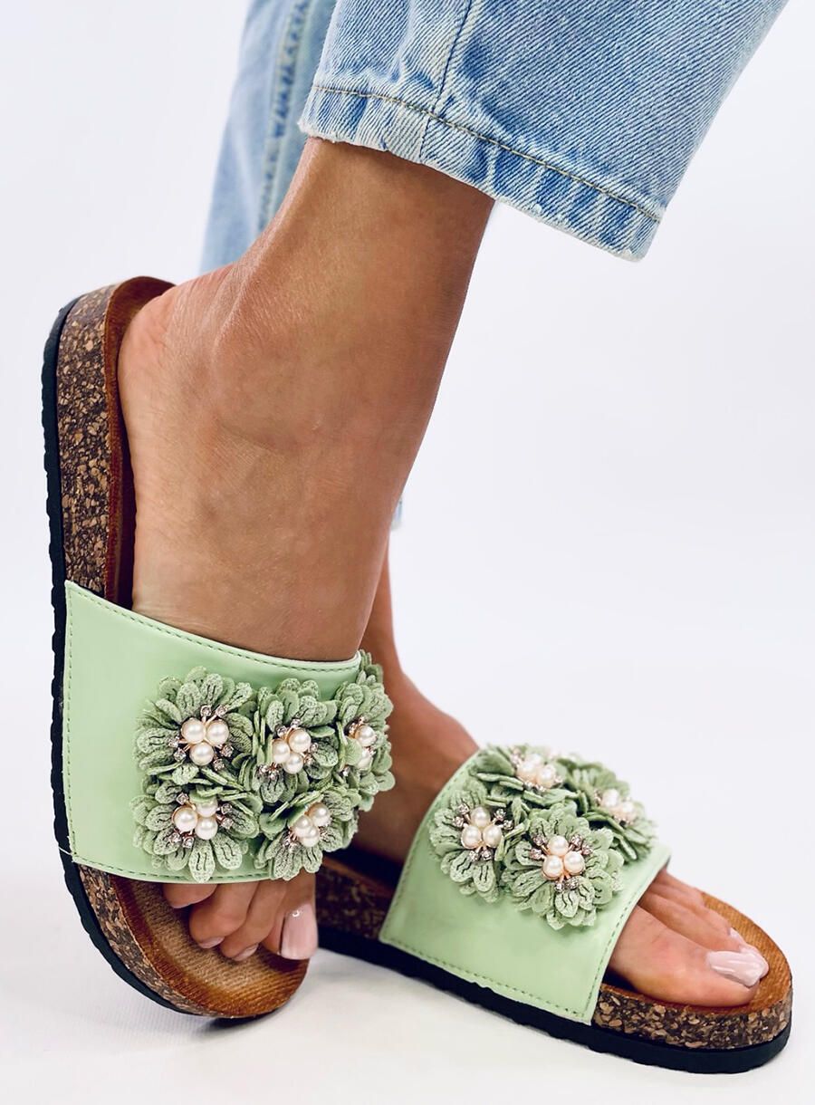Pantofle s květinami světle zelené