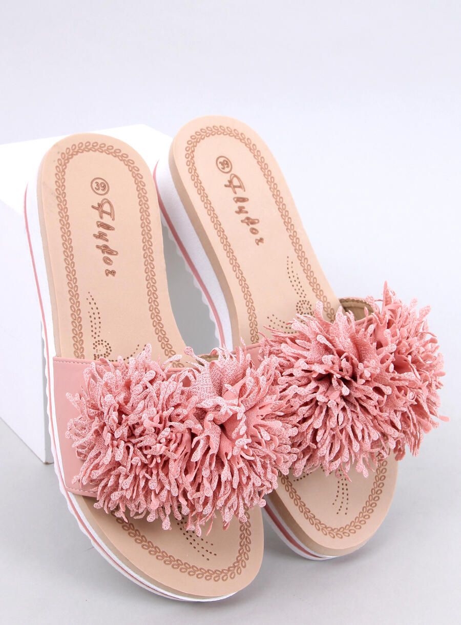 Růžové pantofle s květinovou aplikací