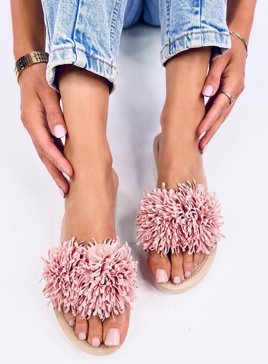 Růžové pantofle s květinovou aplikací