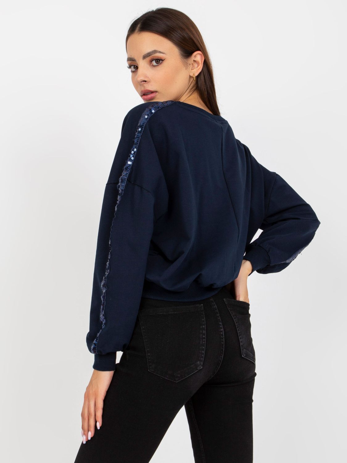 Tmavě modrá krátká mikina bez kapuce s aplikací RUE PARIS