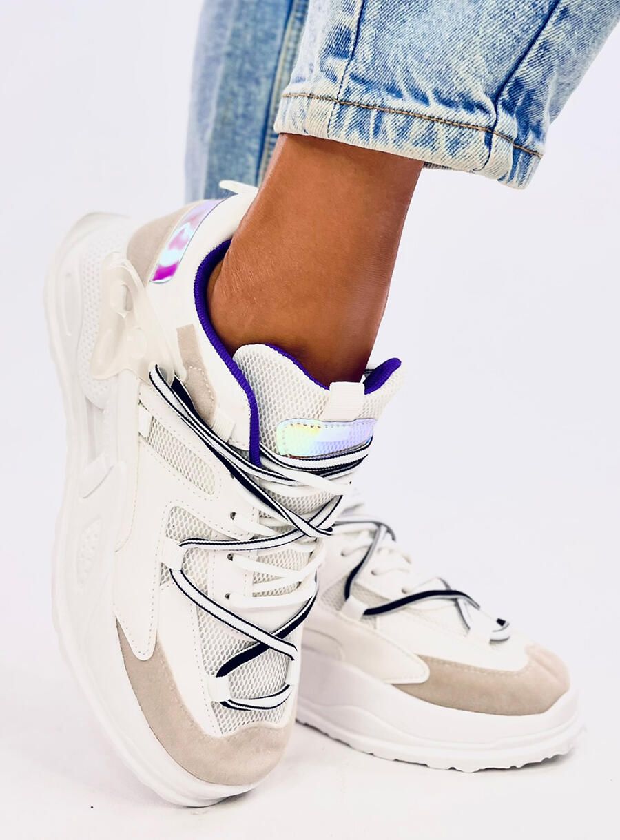 Bílé tenisky s vysokou podrážkou