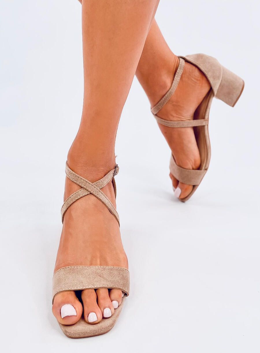 Světle béžové sandály na nízkém podpatku