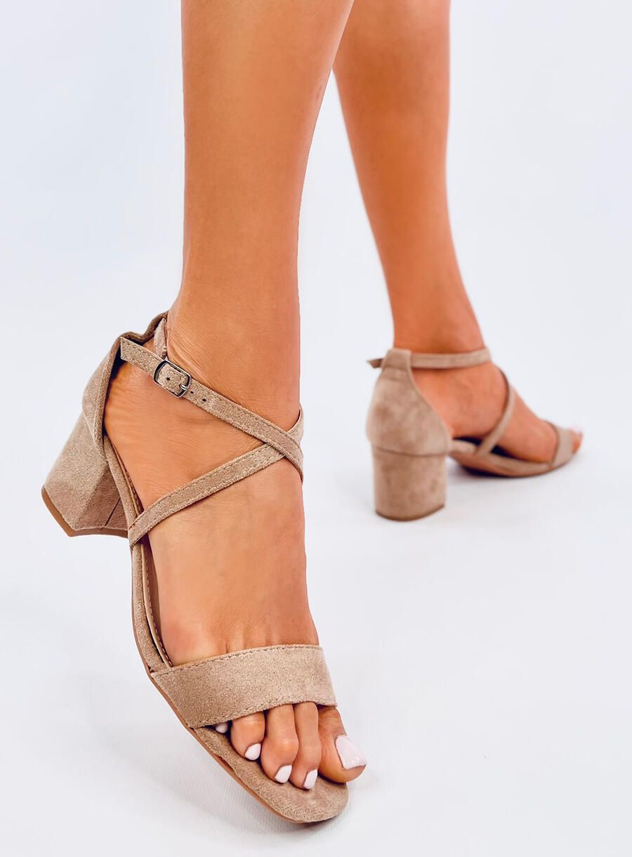 Světle béžové sandály na nízkém podpatku