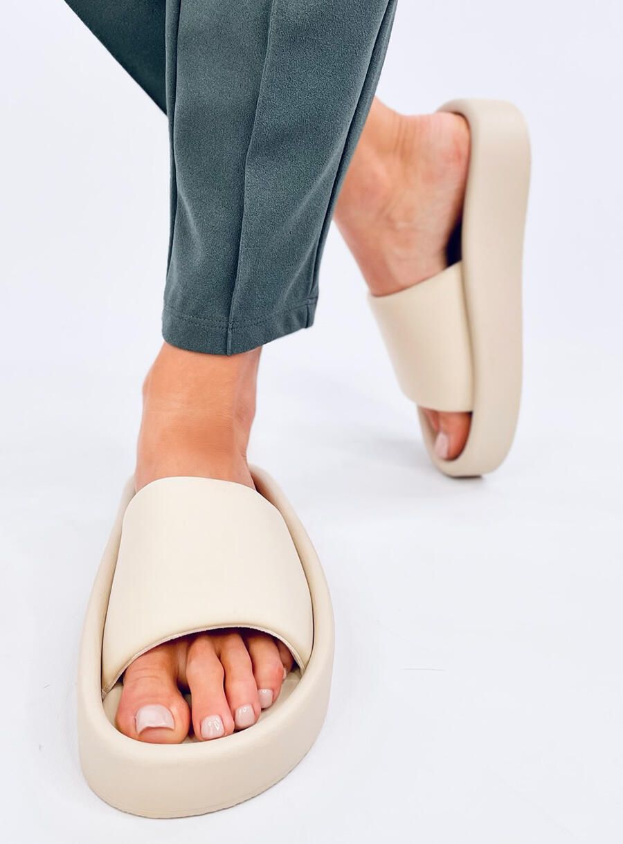 Měkké letní pantofle krémové