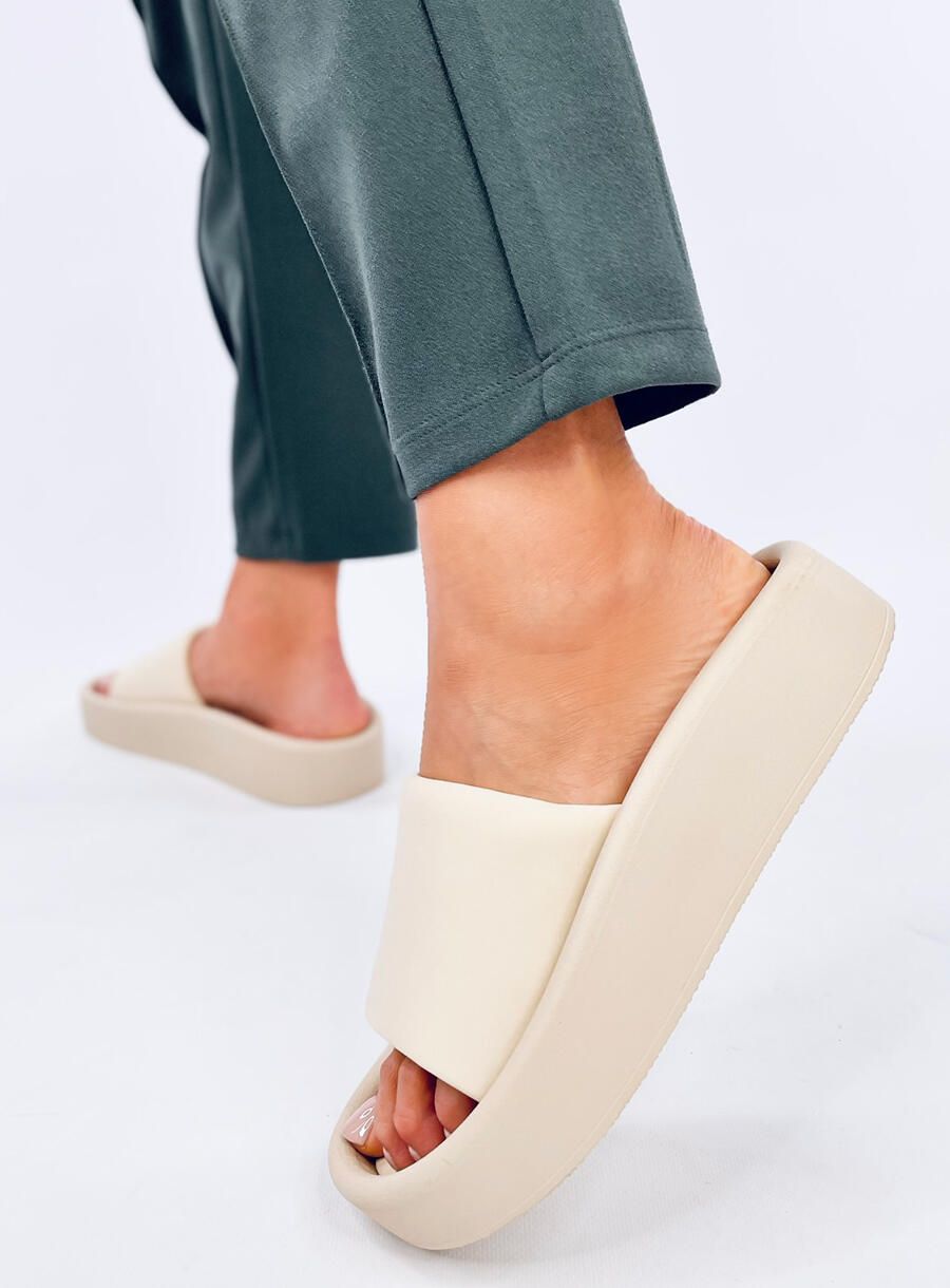 Měkké letní pantofle krémové