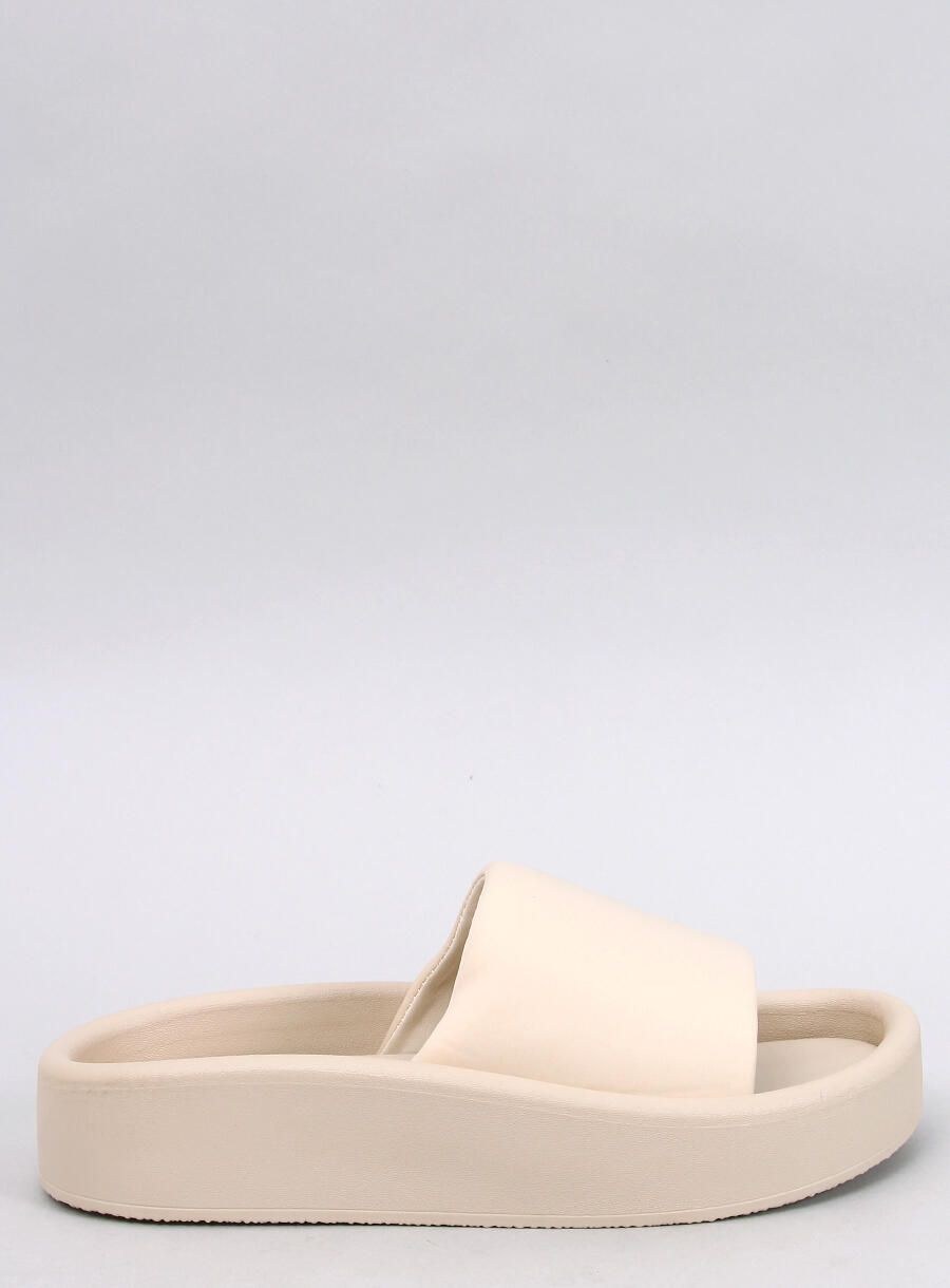 Měkké letní pantofle krémové