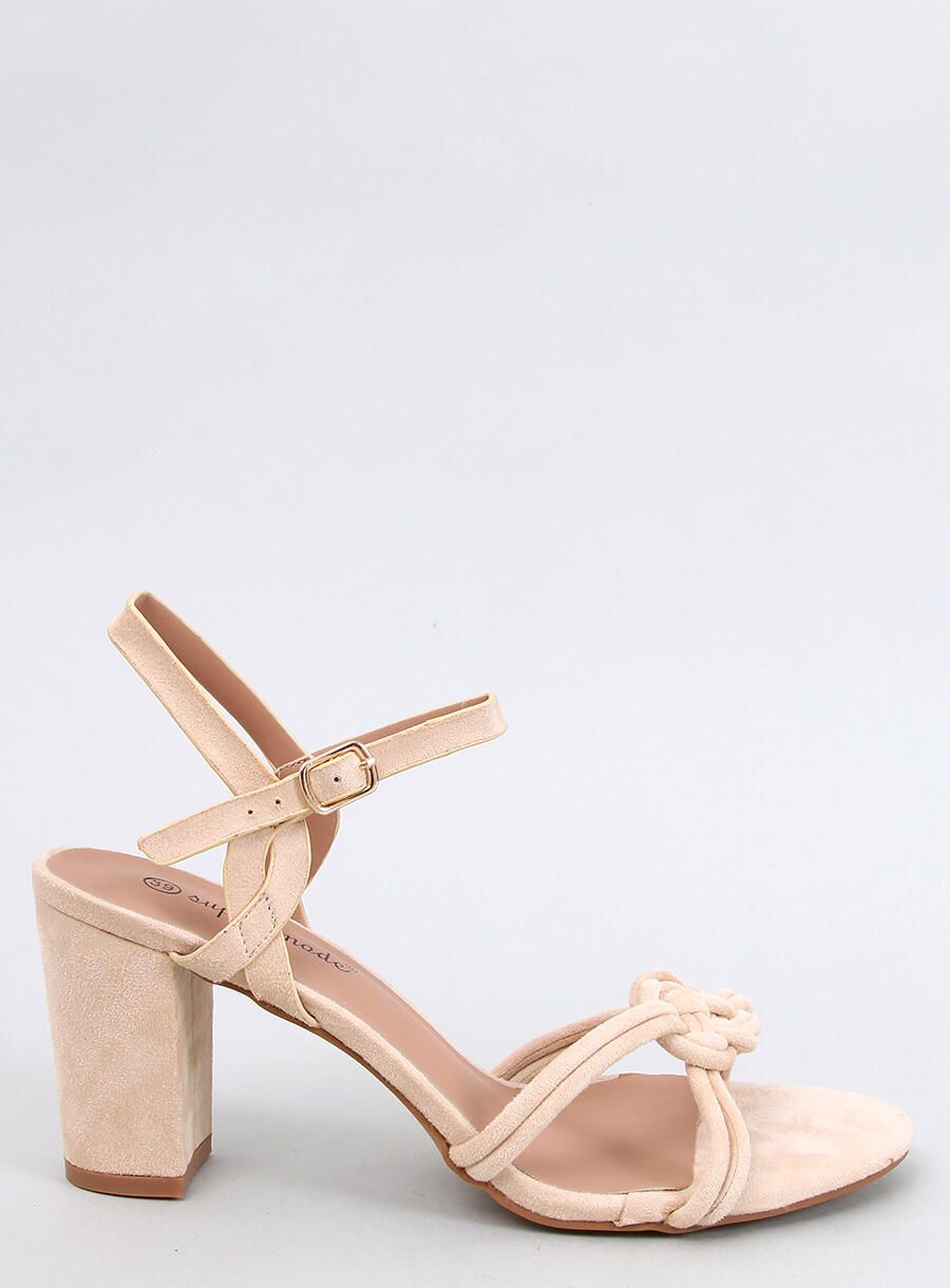 Béžové semišové sandály na podpatku