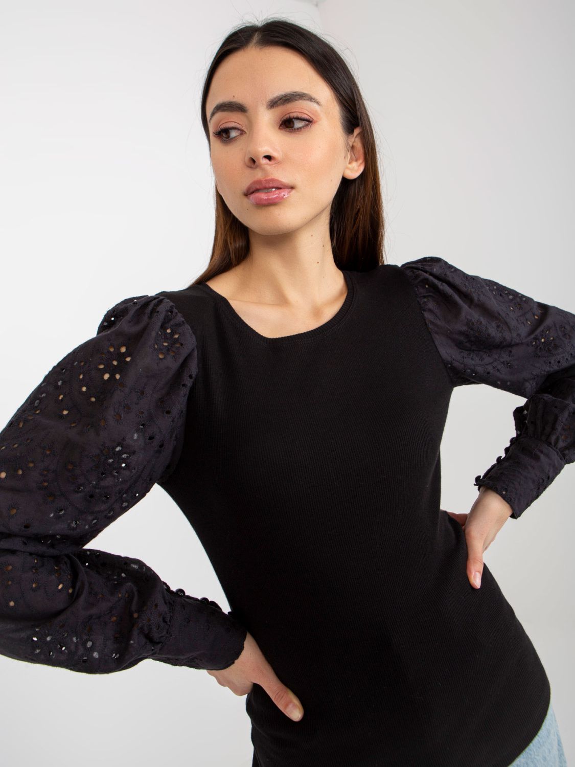 Černá elegantní halenka s ažurovými rukávy