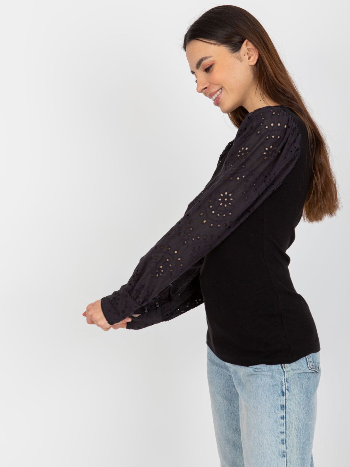 Černá elegantní halenka s ažurovými rukávy