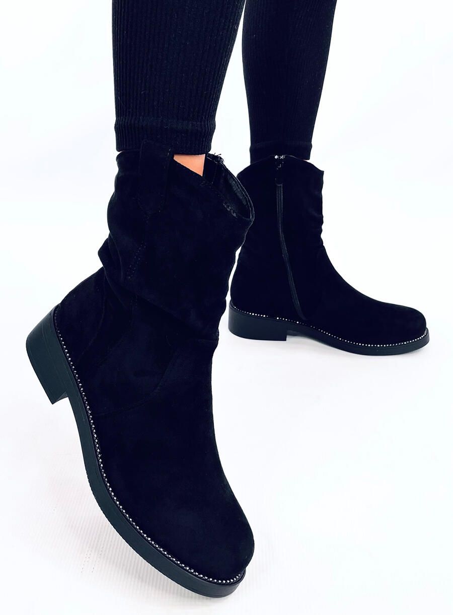 Černé semišové kozačky na nízkém podpatku