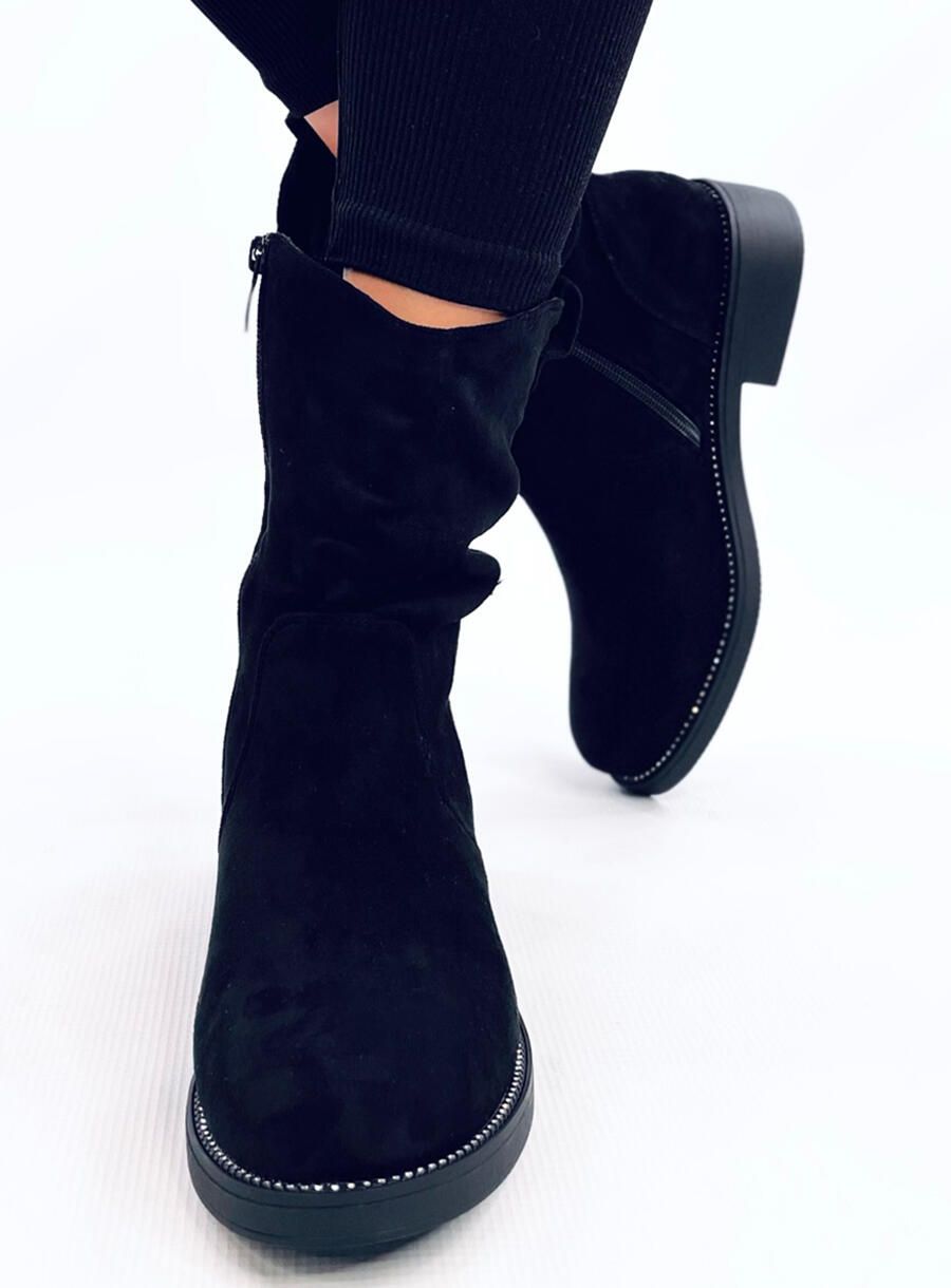 Černé semišové kozačky na nízkém podpatku
