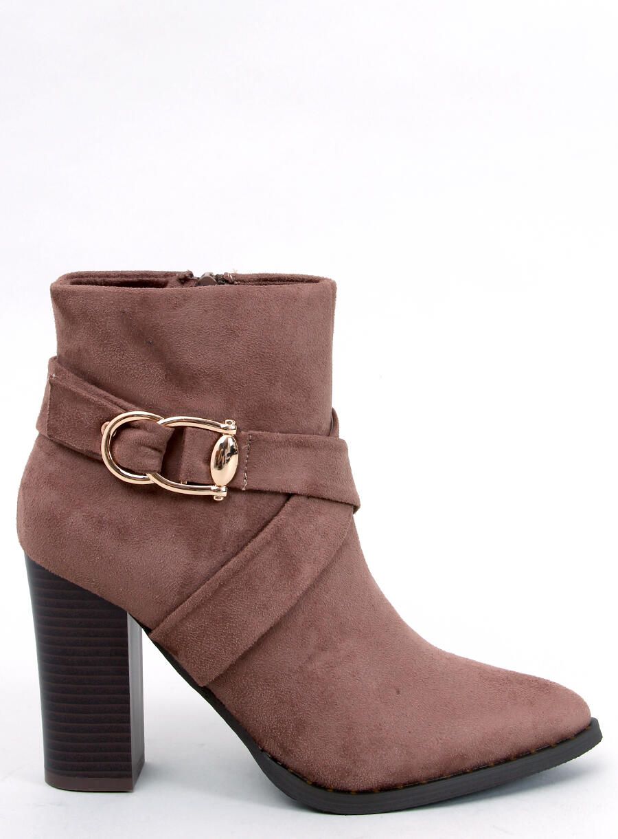 Hnědé kozačky s dekorativní přezkou