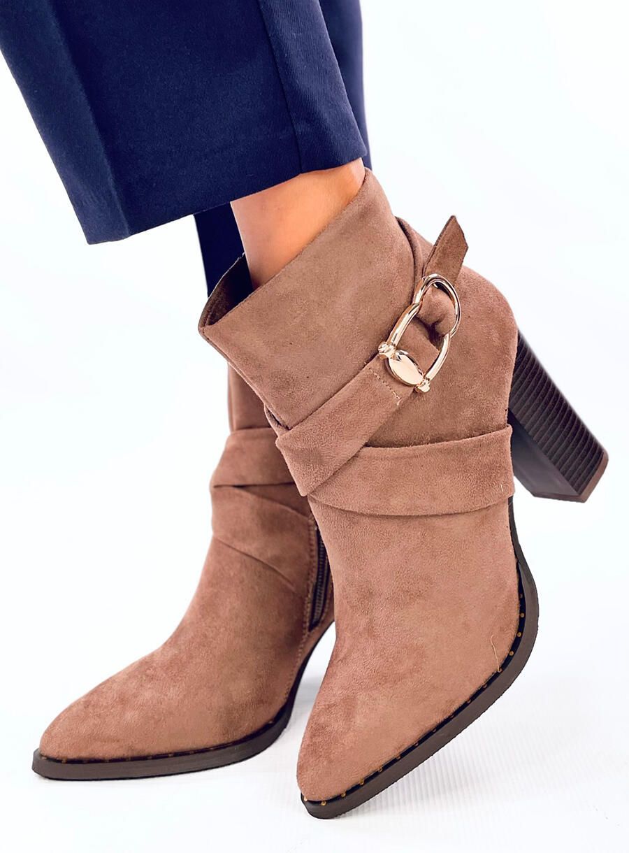 Hnědé kozačky s dekorativní přezkou