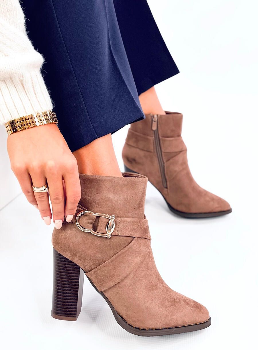 Hnědé kozačky s dekorativní přezkou