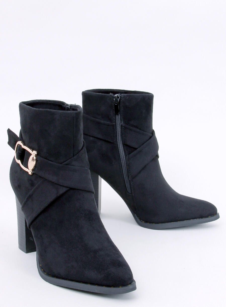 Černé kozačky s dekorativní přezkou