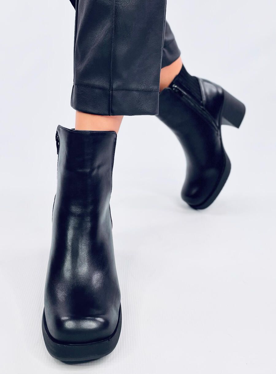 Černé kozačky na podpatku s elastickou manžetou