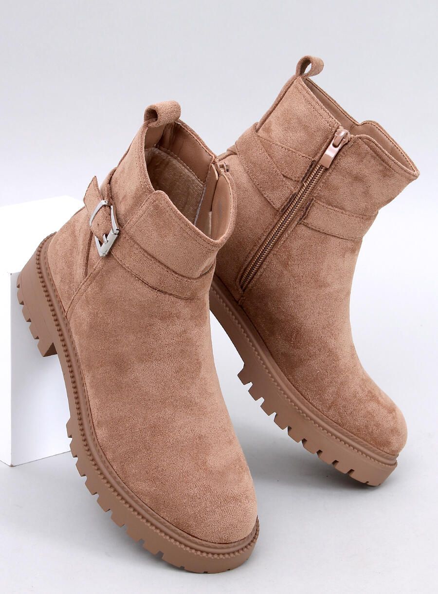 Semišové kotníkové kozačky v camel barvě