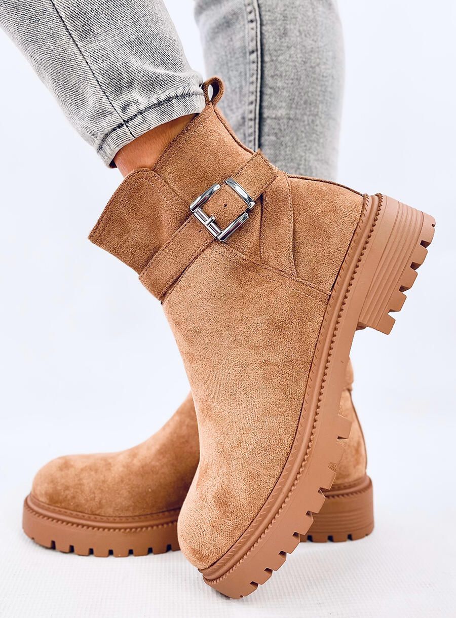 Semišové kotníkové kozačky v camel barvě