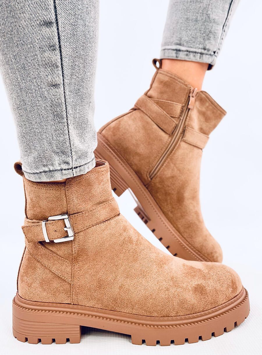 Semišové kotníkové kozačky v camel barvě