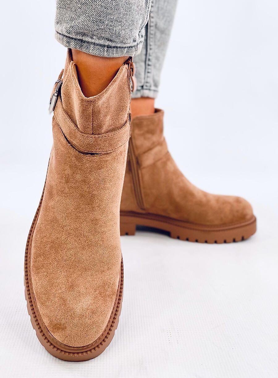 Semišové kotníkové kozačky v camel barvě