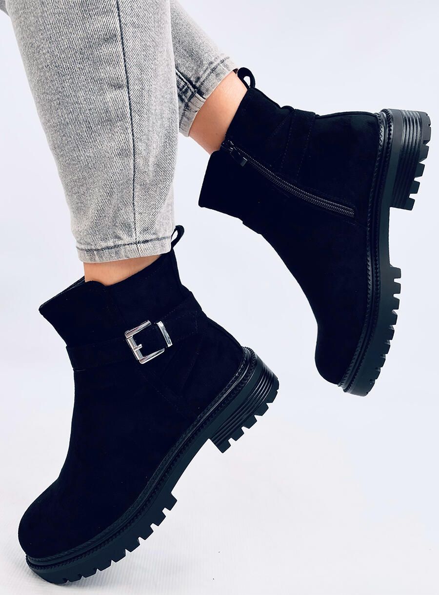 Semišové kotníkové kozačky v černé barvě