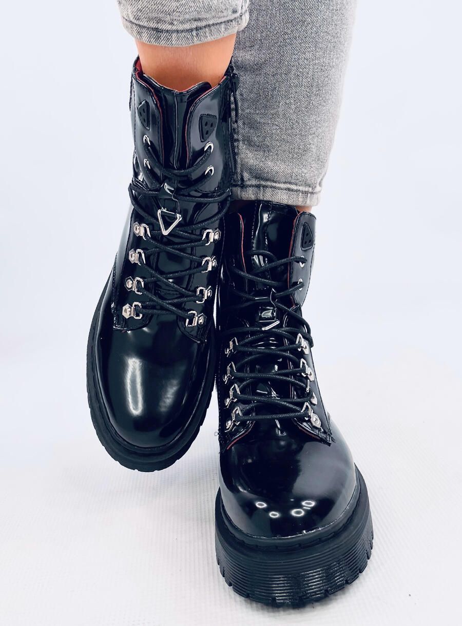 Černé lesklé šněrovací kozačky